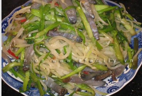 Sá sùng xào với rau cần hoặc xu hào là món phổ biến ở Hải Phòng, Quảng Ninh.